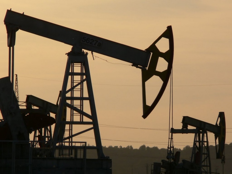 Стоимость нефти снижается на данных по росту числа буровых установок в США