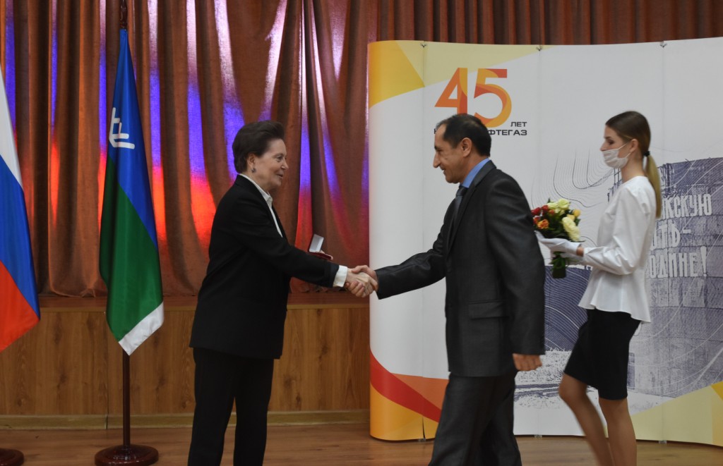Губернатор Югры вручила награды лучшим специалистам «РН-Юганскнефтегаза»