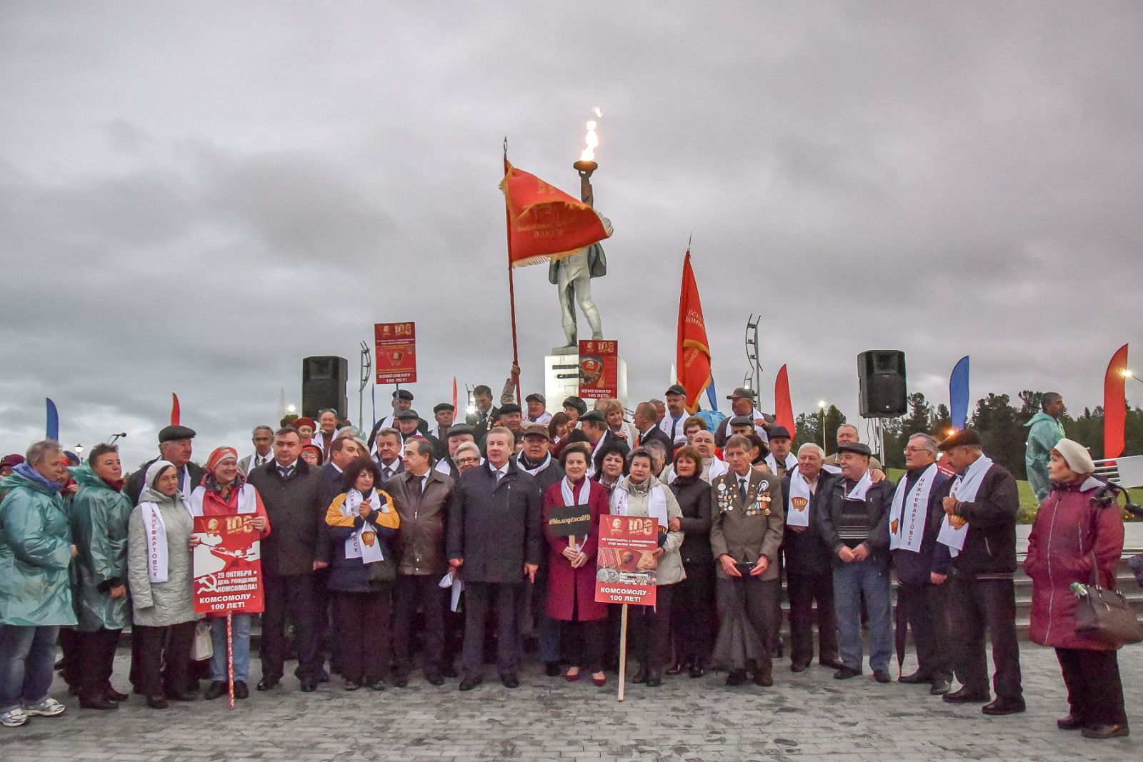 Новости самотлора нижневартовска. Памятник комсомольцам нижневартовск. Нижневартовск алеша памятник покорителям самотлора. Новости самотлора нижневартовска. Новости самотлора нижневартовска.